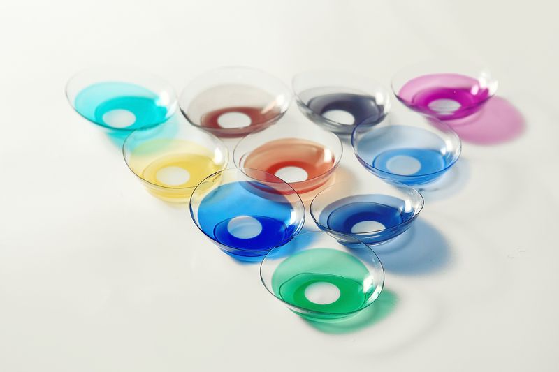 Arrangement of ten coloured contact lenses forming a triangular pattern
